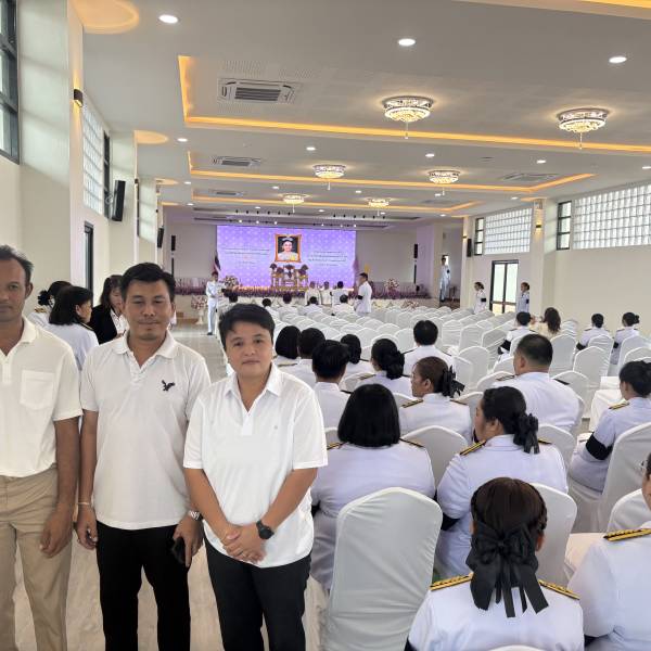 สำนักงานปศุสัตว์จังหวัดอ่างทอง  กลุ่มพัฒนาสุขภาพสัตว์เข้าร่วมพิธี ถวายเครื่องราชสักการะและวางพานพุ่ม  และพิธีจุดเทียนถวายพระพรชัยมงคล
