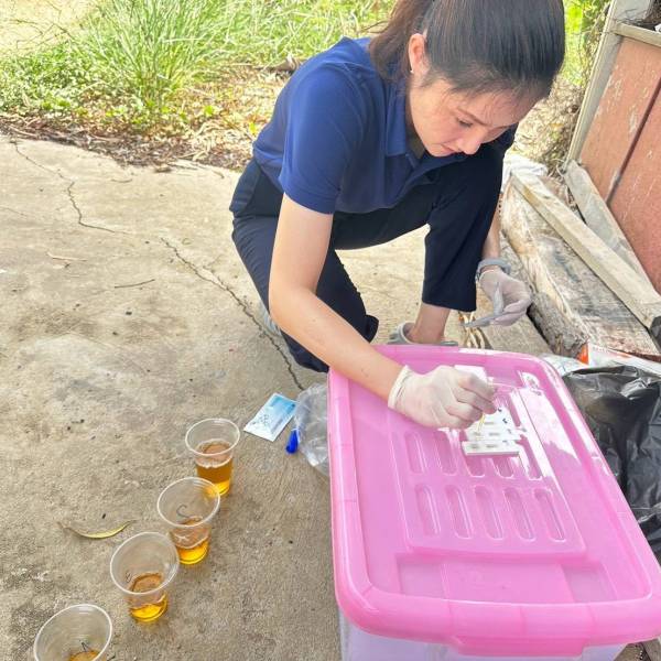 สำนักงานปศุสัตว์จังหวัดอ่างทอง กลุ่มพัฒนาคุณภาพสินค้าปศุสัตว์ ร่วมกับสำนักงานปศุสัตว์อำเภอวิเศษชัยชาญ ลงพื้นที่เฝ้าระวังการใช้สารเร่งเนื้อแดงโดยชุดตรวจสาร Salbutamol ในปัสสาวะสุกรชนิดรวดเร็ว
