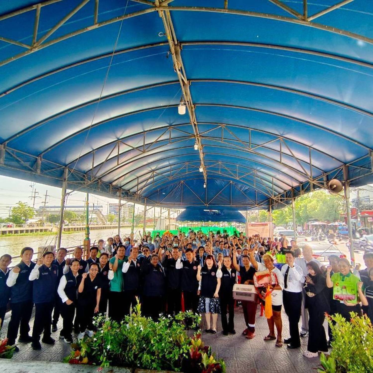 สำนักงานปศุสัตว์จังหวัดปทุมธานี ออกหน่วยทำหมันสัตว์เลี้ยงและให้ความรู้เนื่องในวันป้องกันโรคพิษสุนัขบ้าโลก