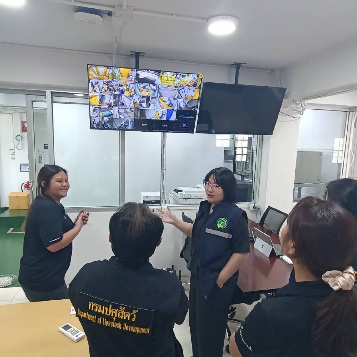 สำนักงานปศุสัตว์จังหวัดปทุมธานี ออกตรวจเยี่ยม ร่วมตรวจรับรองที่พักซากสัตว์ และการอนุญาตเคลื่อนย้ายสัตว์ หรือซากสัตว์ภายในราชอาณาจักรทางระบบอิเล็กทรอนิกส์แบบพิเศษ (e-Privilege Permit) ณ อำเภอคลองหลวง