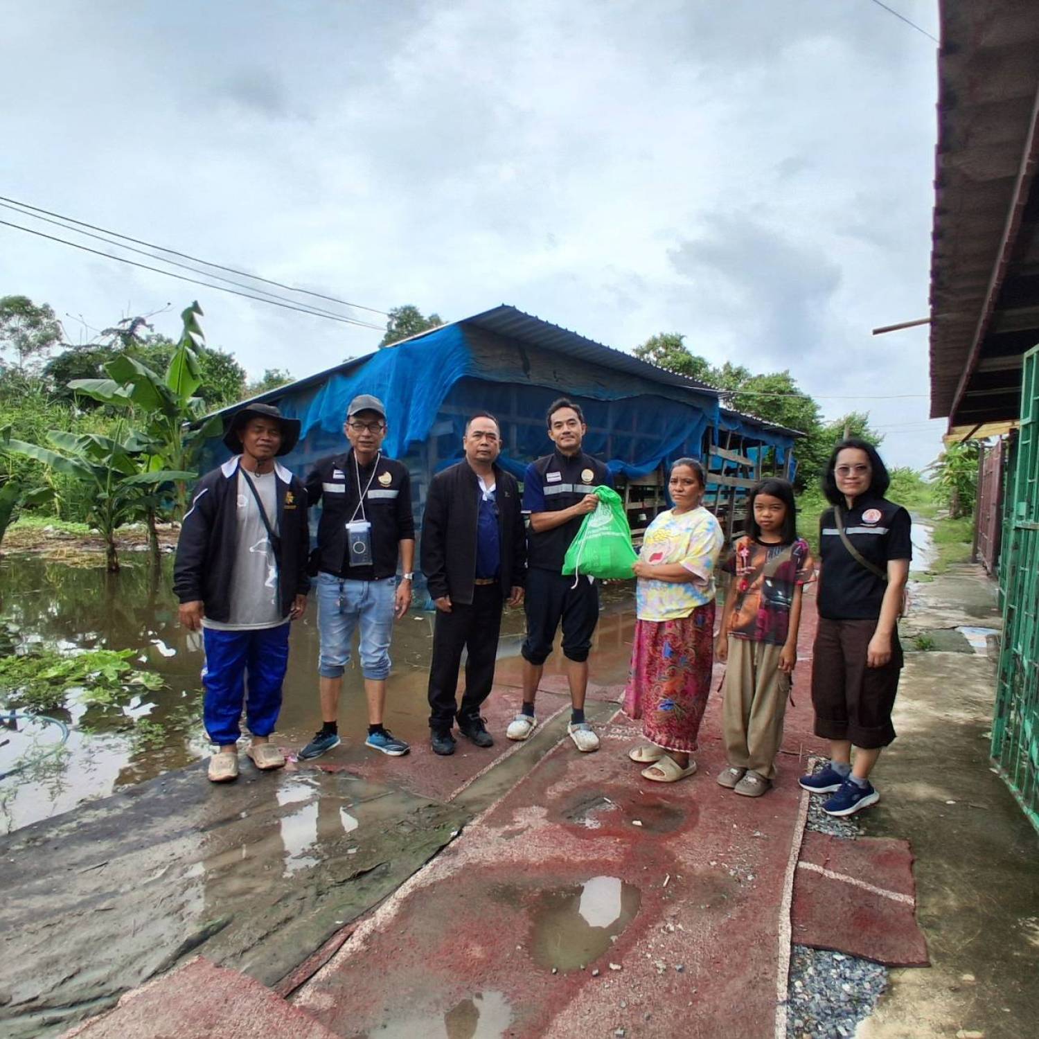 สำนักงานปศุสัตว์จังหวัดปทุมธานี ตรวจเยี่ยมเกษตรกรที่ได้รับผลกระทบจากสถานการณ์อุทกภัยในพื้นที่อำเภอลาดหลุมแก้ว จังหวัดปทุมธานี