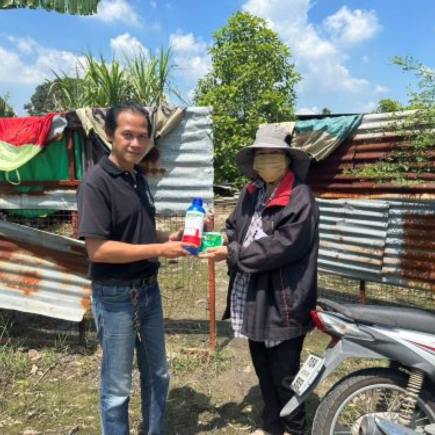 สำนักงานปศุสัตว์จังหวัดปทุมธานี ลงพื้นที่ตรวจเยี่ยมเกษตรกรที่มีผลกระทบจากอุทกภัย อำเภอหนองเสือ