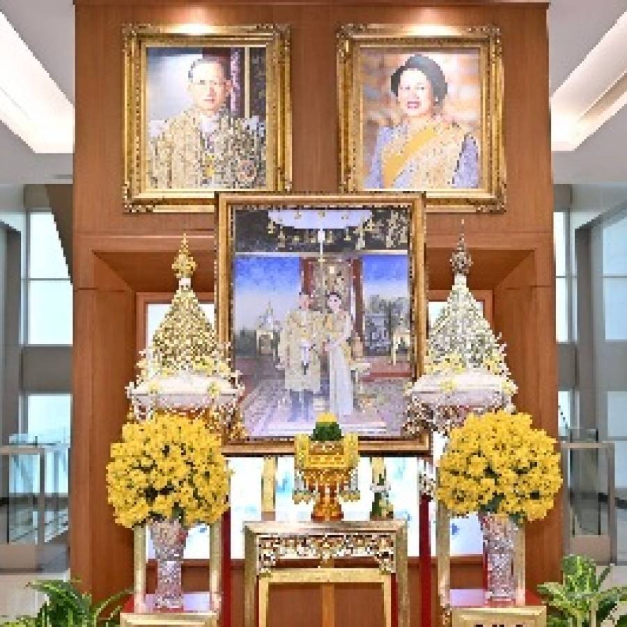 ในหลวงทรงห่วงใยพสกนิกรผู้ประสบอุทกภัย ทรงพระกรุณาโปรดเกล้าฯ พระราชทานหญ้าอาหารสัตว์ อาหารสัตว์เลี้ยง บรรเทาความเดือดร้อนผู้ประสบอุทกภัยอย่างทั่วถึง