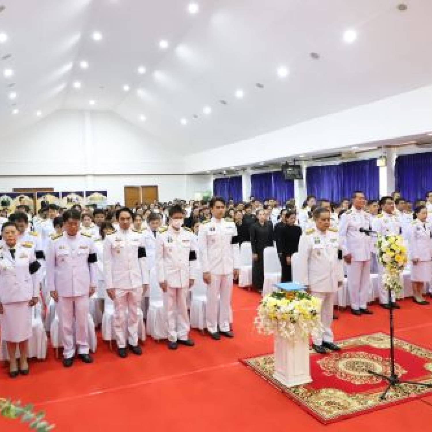 สำนักงานปศุสัตว์จังหวัดปทุมธานี ร่วมประกอบพิธีวางพานพุ่มดอกไม้สด เนื่องในวันพระบิดาแห่งฝนหลวงประจำปี 2568